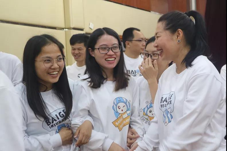 员工们相互问好