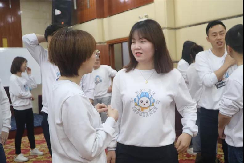 员工们相互问好