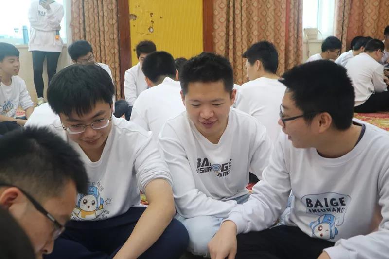 各组成员积极讨论中