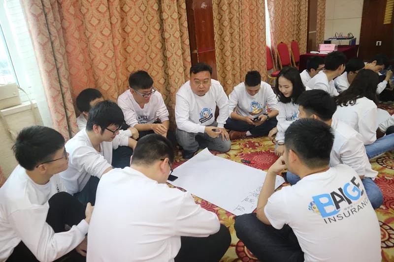 各组成员积极讨论中