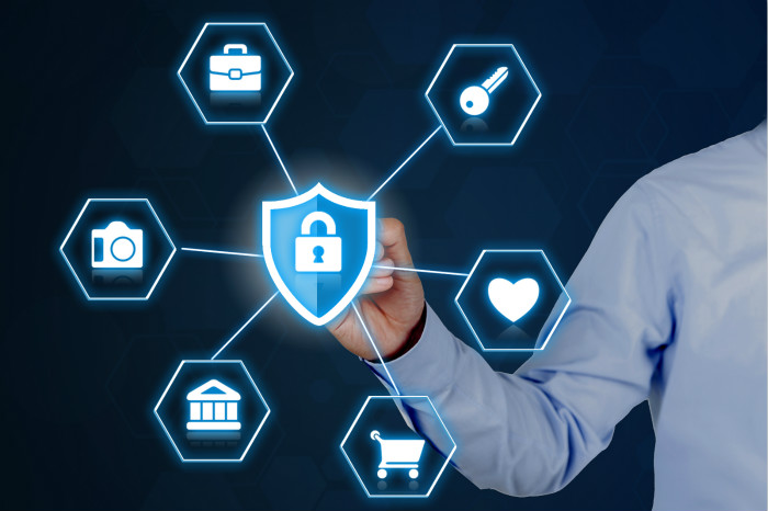 郭树清就银行业保险业扩大对外开放接受采访